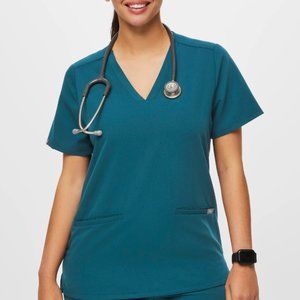 FIGS Casma™ Three-Pocket Scrub Top Caribbean Blue Size: Small, Org $38